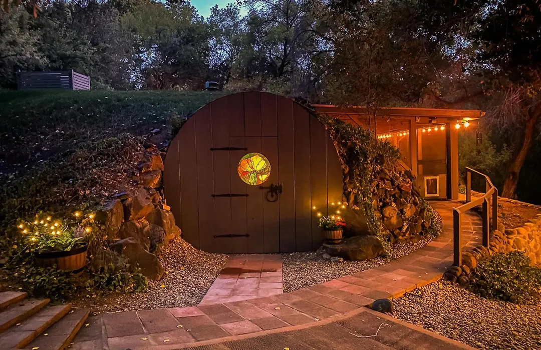 Myrinn-Hobbit Cottage On The Creek Storybook Stay